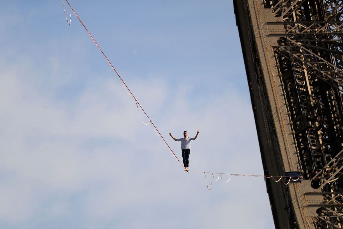 EN IMAGES | Depuis la tour Eiffel, un funambule marche &agrave; 70m de hauteur