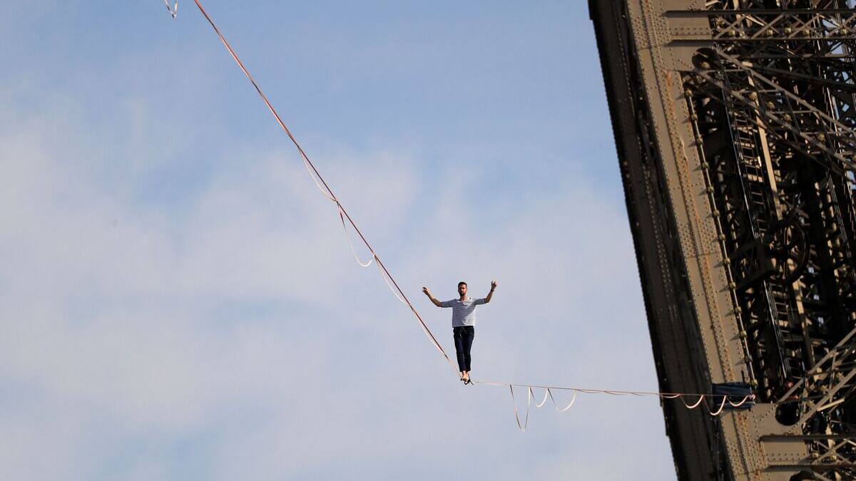 EN IMAGES | Depuis la tour Eiffel, un funambule marche à 70m de hauteur
