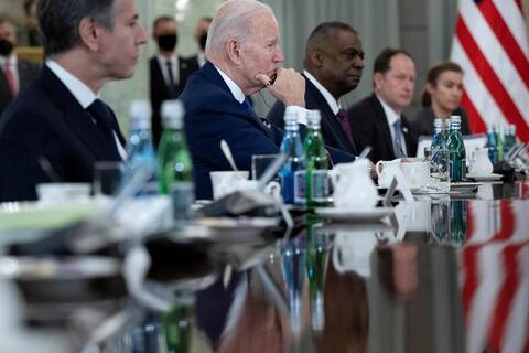 Biden critica a Putin y se reúne con ministros ucranianos en Varsovia