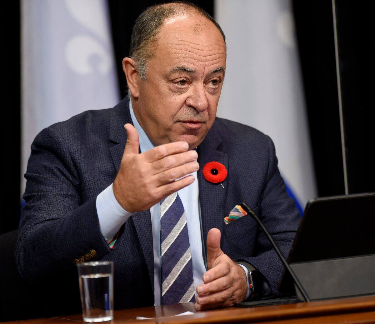 Homme arm&eacute; recherch&eacute;: le ministre Dub&eacute; annule un &eacute;v&eacute;nement &agrave; Sept-&Icirc;les