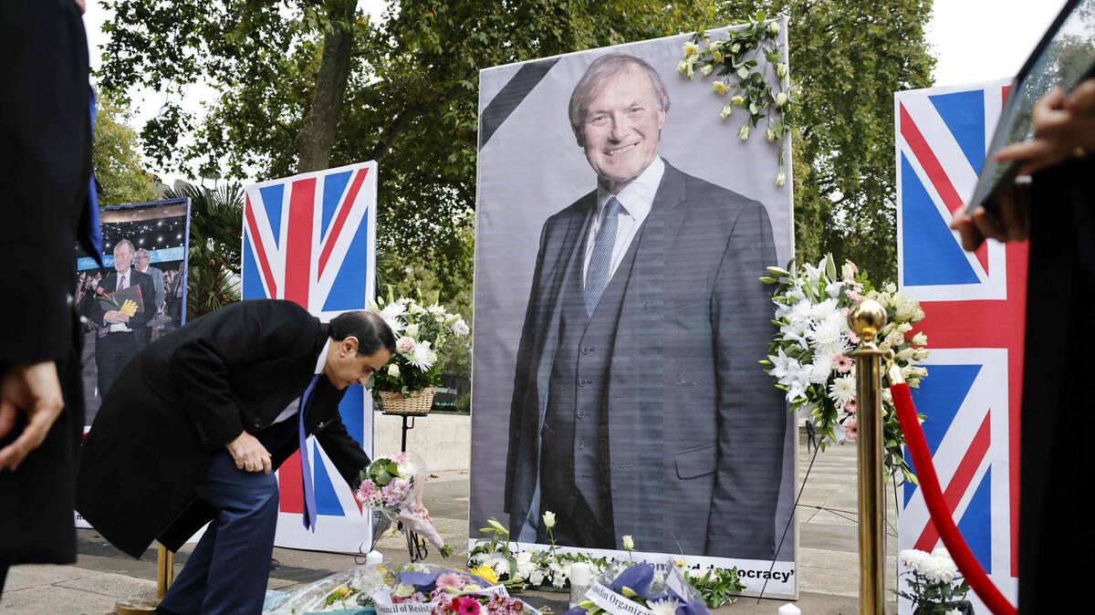 Député britannique tué: le suspect accusé de meurtre et préparation d'actes terroristes