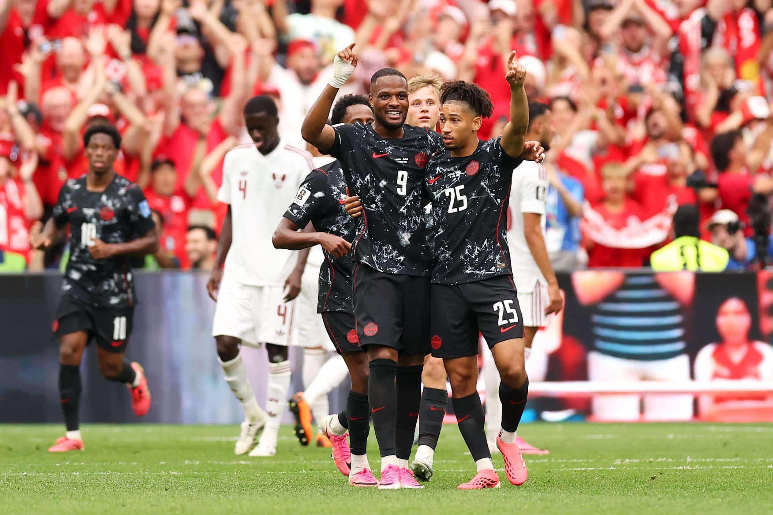 O quebequense Nathan Saliba (à direita) foi feliz por Cyle Larin por seu filho, mas por um golpe franco, jeudi face ao Qatar.