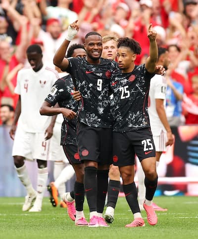 O quebequense Nathan Saliba (à direita) foi feliz por Cyle Larin por seu filho, mas por um golpe franco, jeudi face ao Qatar.