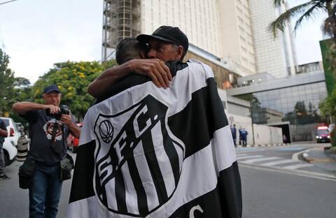 At the gates of the hospital where Pele died, his admirers mourn theirs