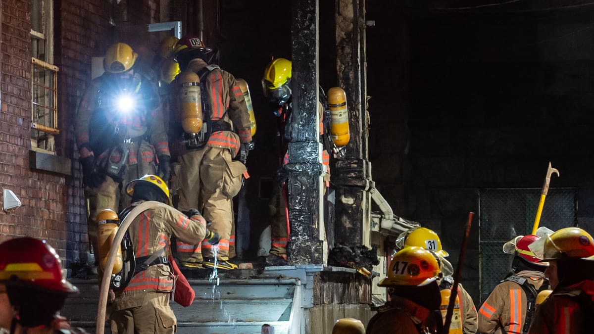 Un homme évacué après un incendie dans Villeray