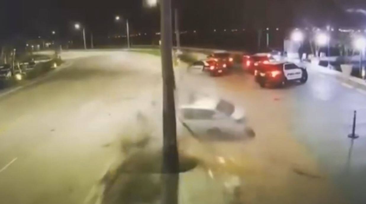 EN IMAGES | Un conducteur survit &agrave; un accident spectaculaire