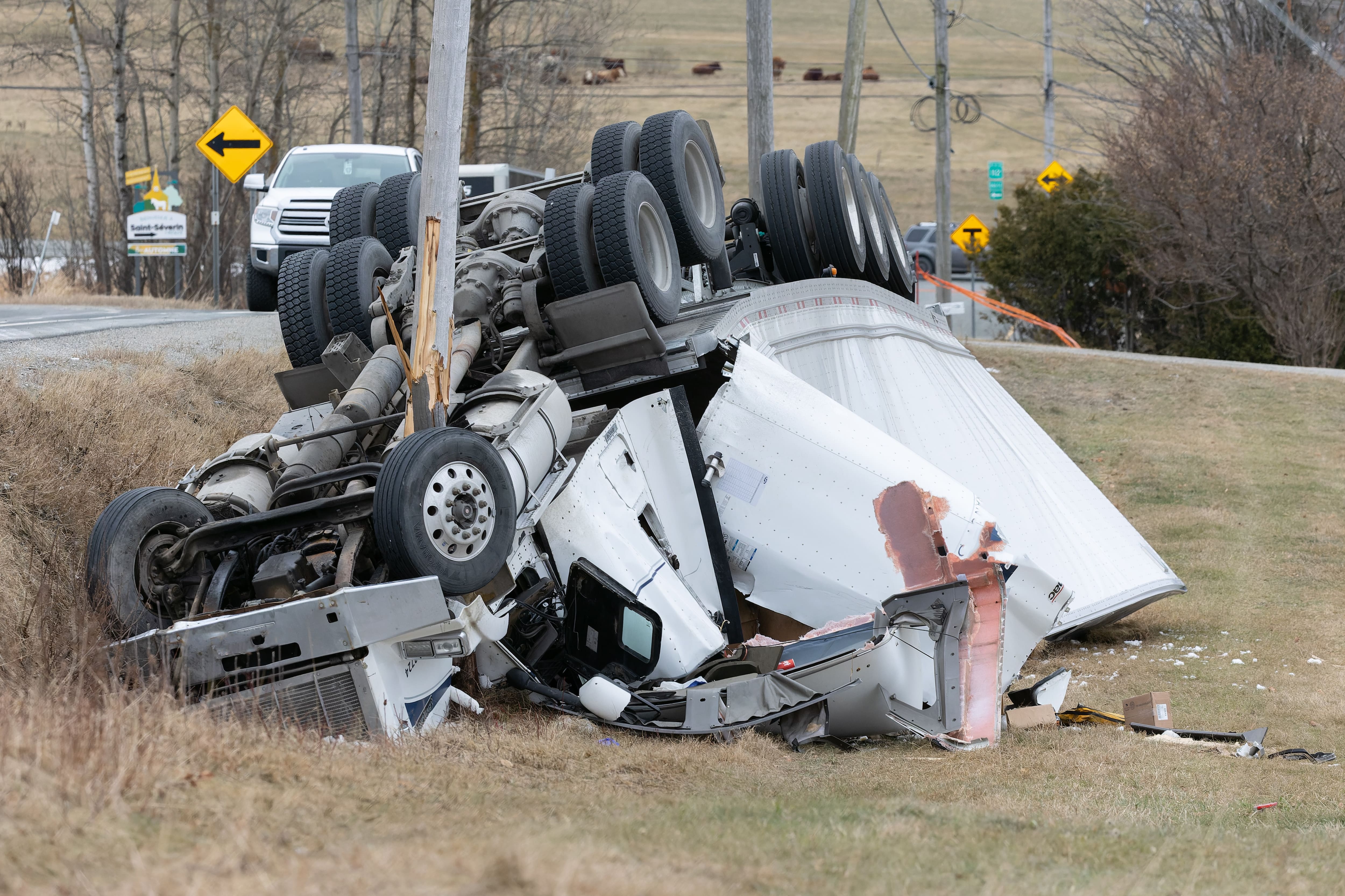 [PHOTOS] Sortie de route mortelle en Beauce un camionneur meurt dans