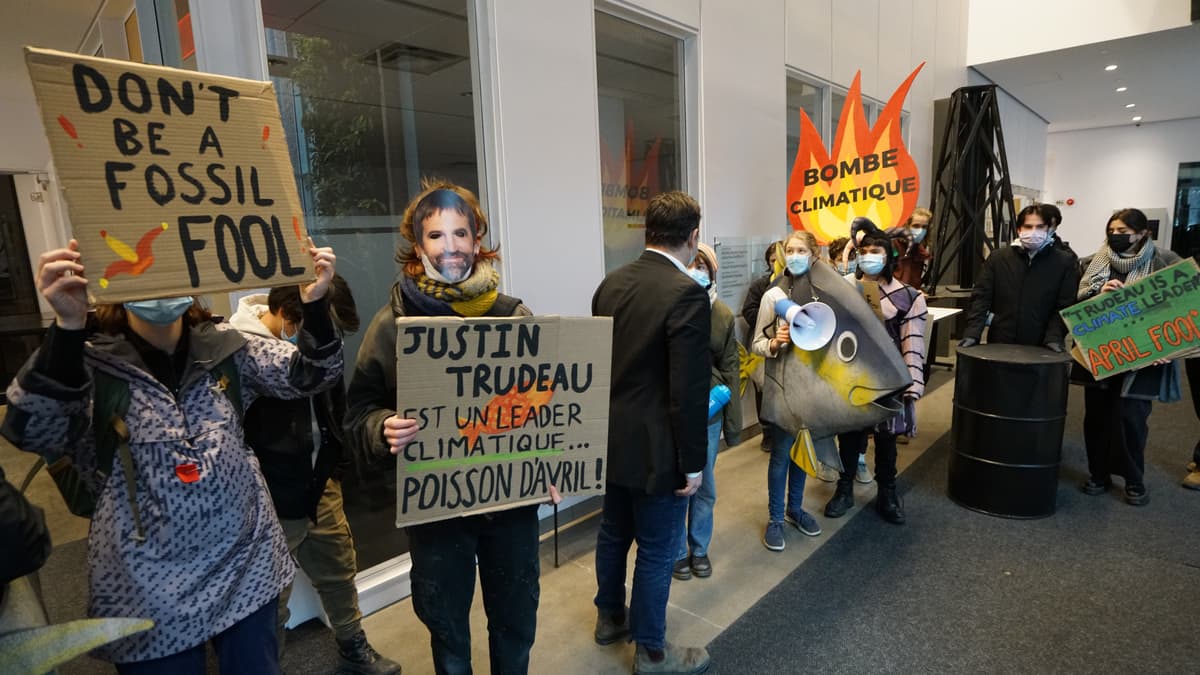 Des manifestants interrompent un événement de Steven Guilbeault pour s'opposer au projet Bay du Nord