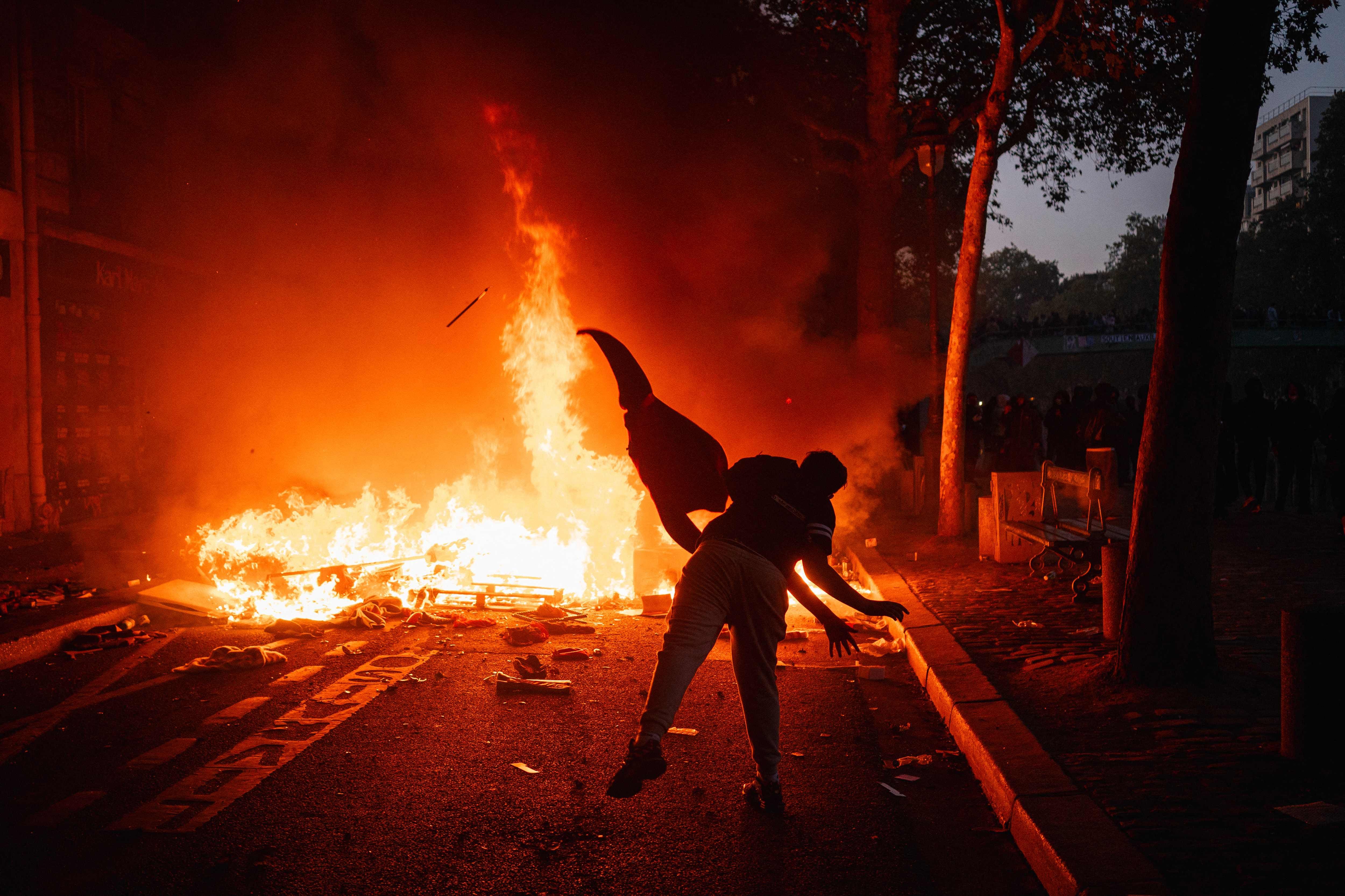 EN IMAGES | Scènes de chaos et pillages à l'issue des manifestations contre la «vie chère» en France