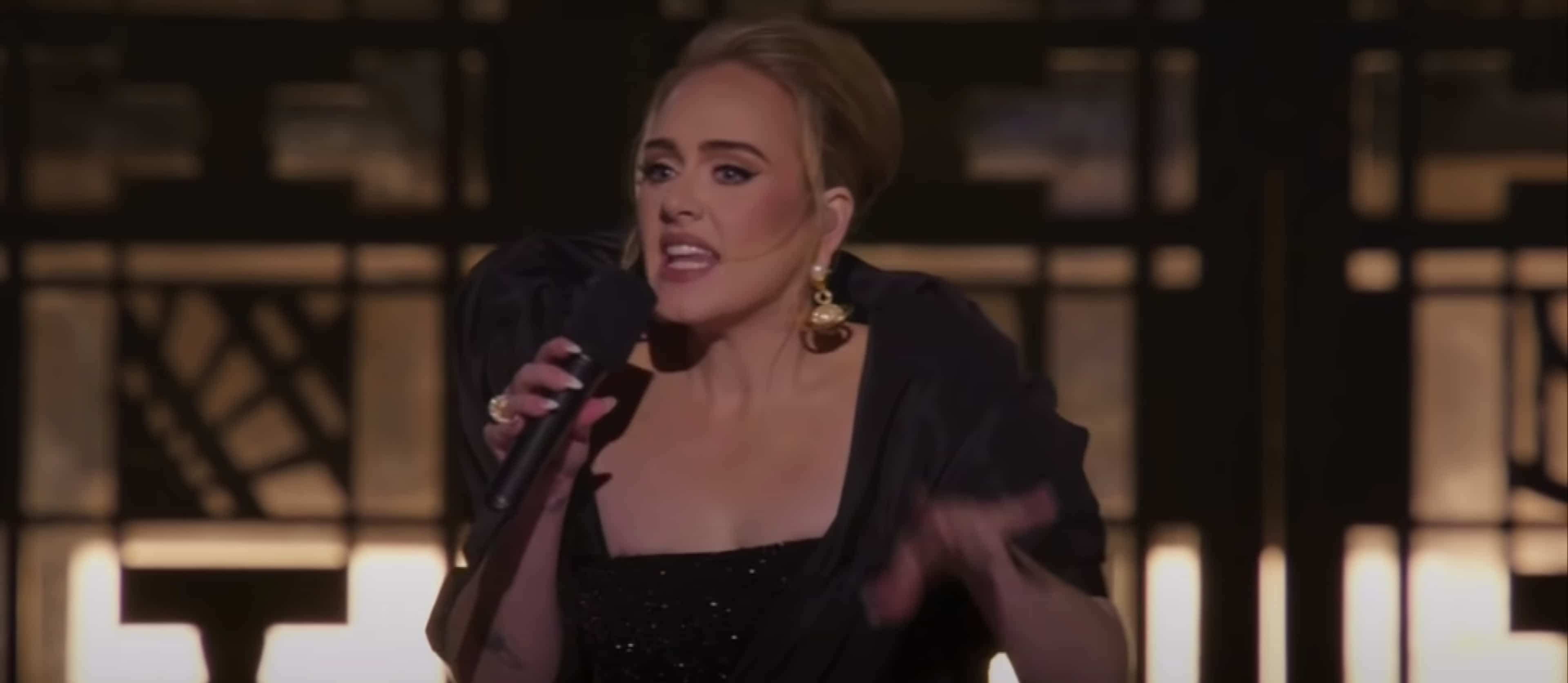 Elle aide un homme à faire une demande en mariage