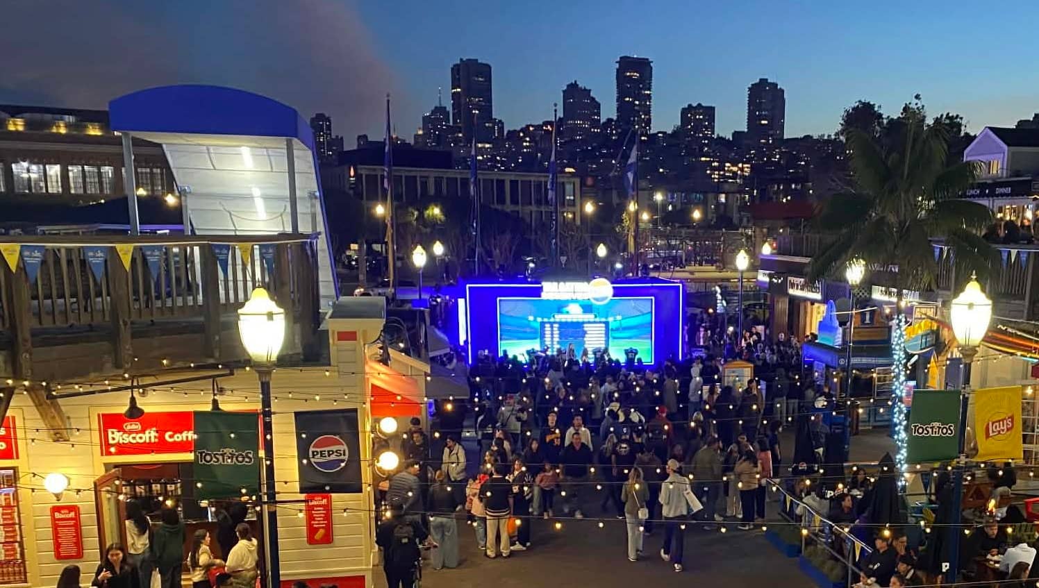 O setor de Fisherman's Wharf foi muito festivo, à vela do Super Bowl.
