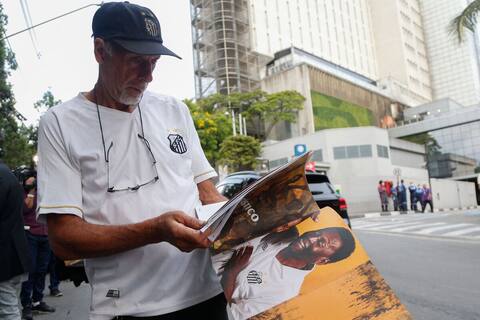 At the gates of the hospital where Pele died, his admirers mourn theirs