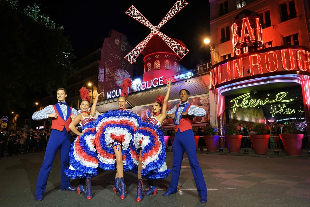 &Agrave; Paris, le Moulin Rouge retrouve ses ailes