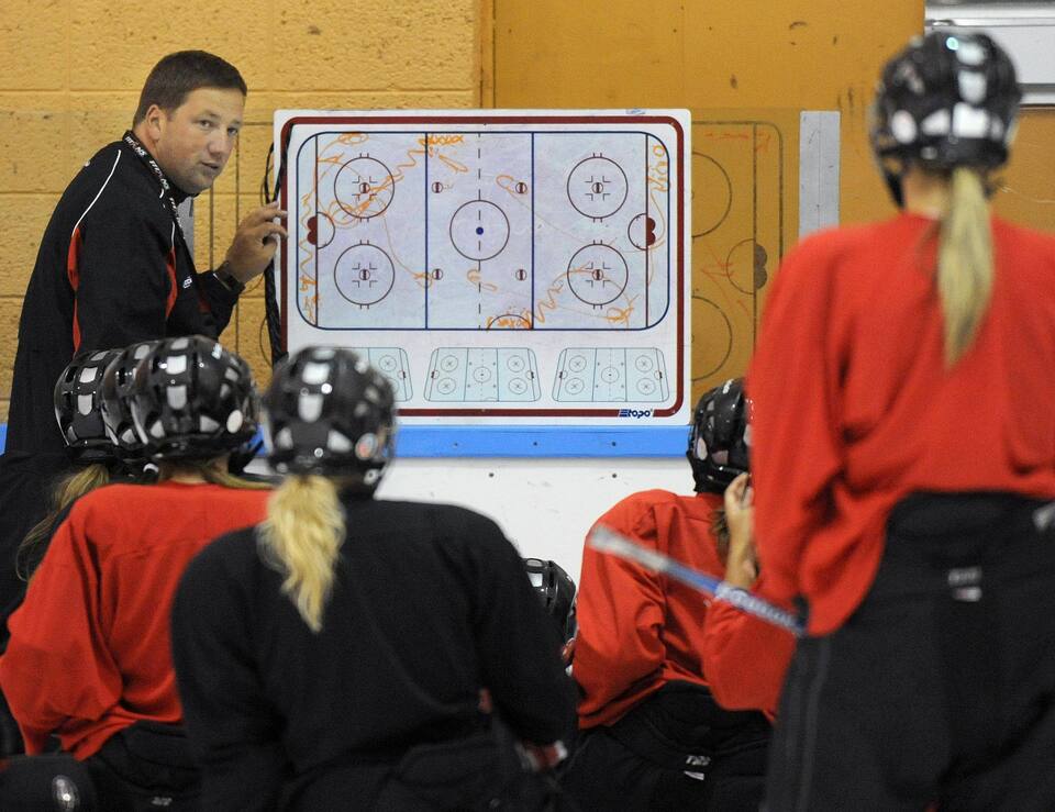 Hockey féminin seulement trois Québécoises invitées pour la centralisation de l'équipe Hockey féminin seulement trois Québécoises invitées pour la centralisation de l'équipe