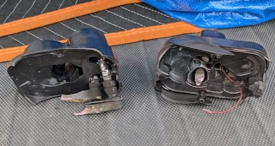 Adaptador cortado por la mitad que muestra signos de calor extremo