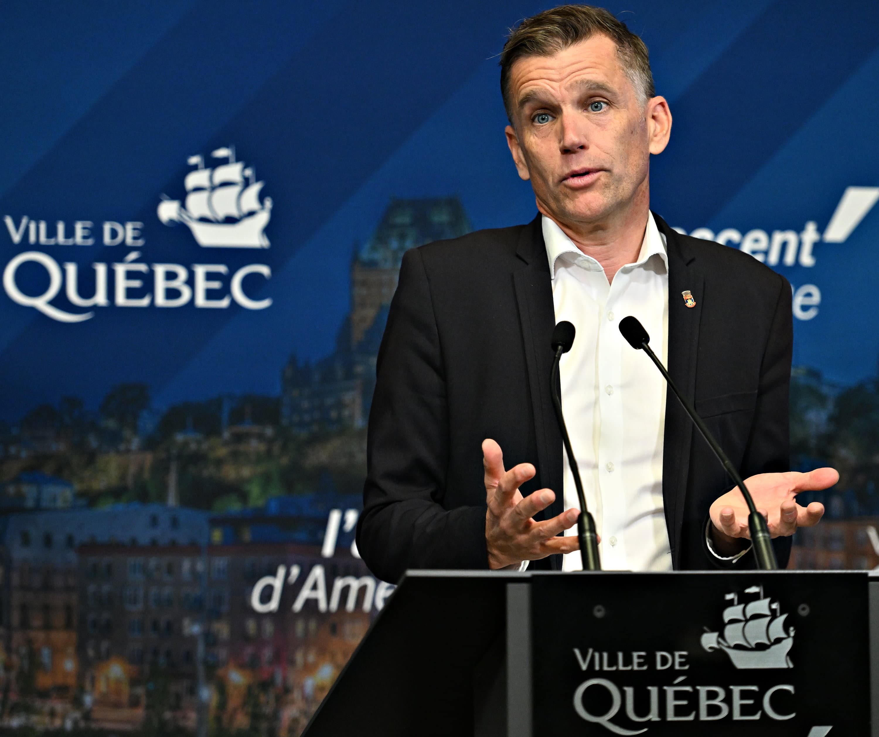 Marchand envoie d’autres salves aux conservateurs