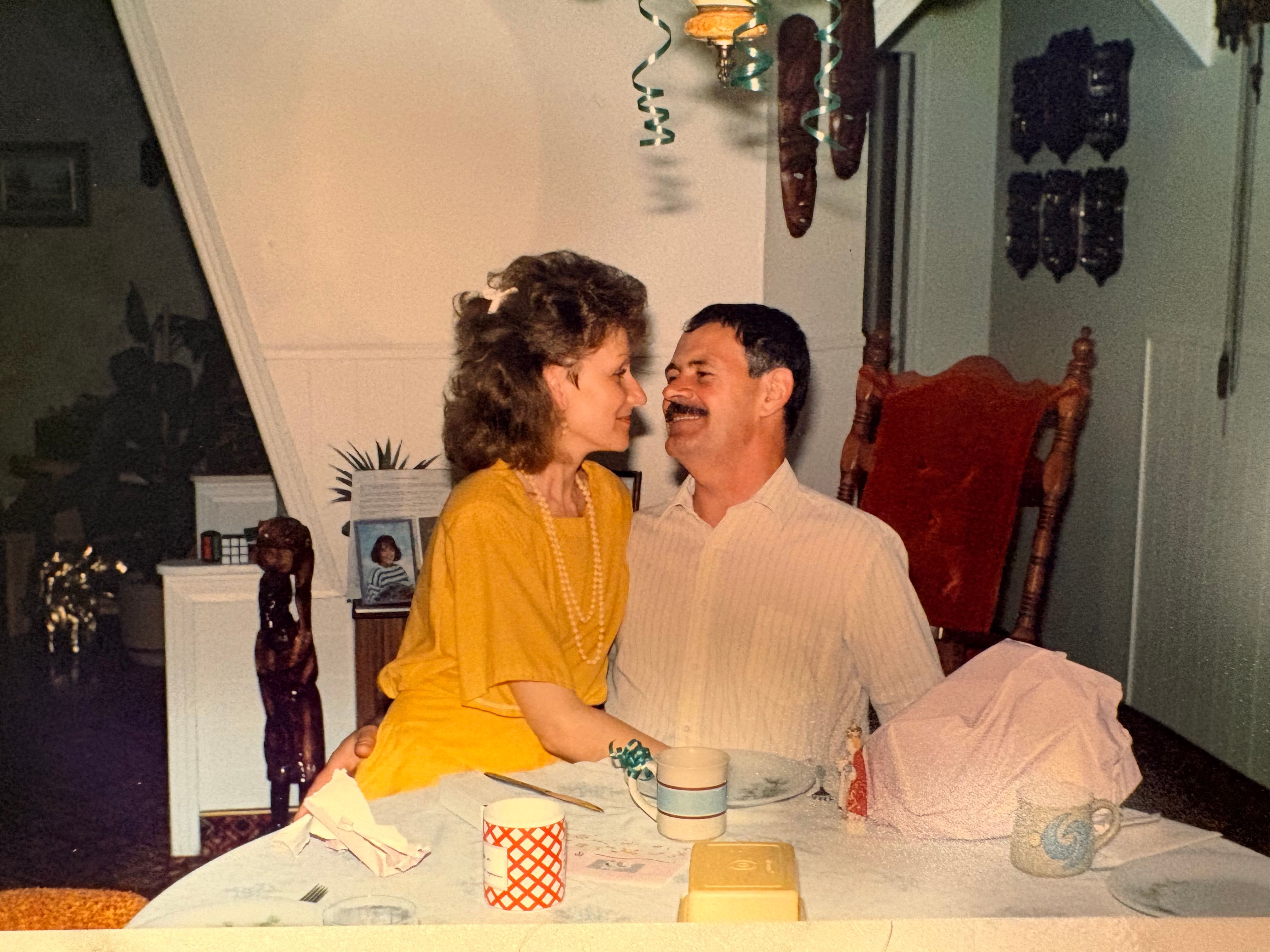 Lina et Rosaire Chrétien, les grands-parents de Jennifer, se sont promis de s’aimer et de se soutenir, peu importe les épreuves. On les aperçoit sur la photo lorsqu’ils étaient plus jeunes.