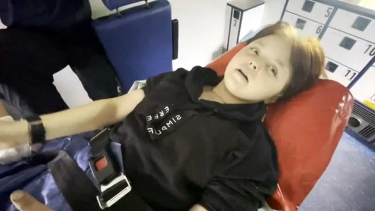 Une adolescente sauve deux vies en conduisant à travers les tirs russes