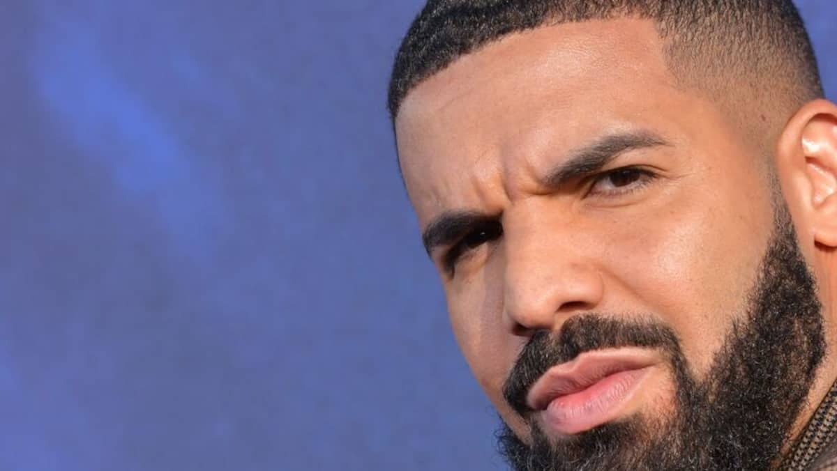 ড্রেক প্যারিসে ন্যায়বিচারের জন্য এসক্রোকোরি জারি করেছে ড্রেক প্যারিসে ন্যায়বিচারের জন্য এসক্রোকোরি জারি করেছে