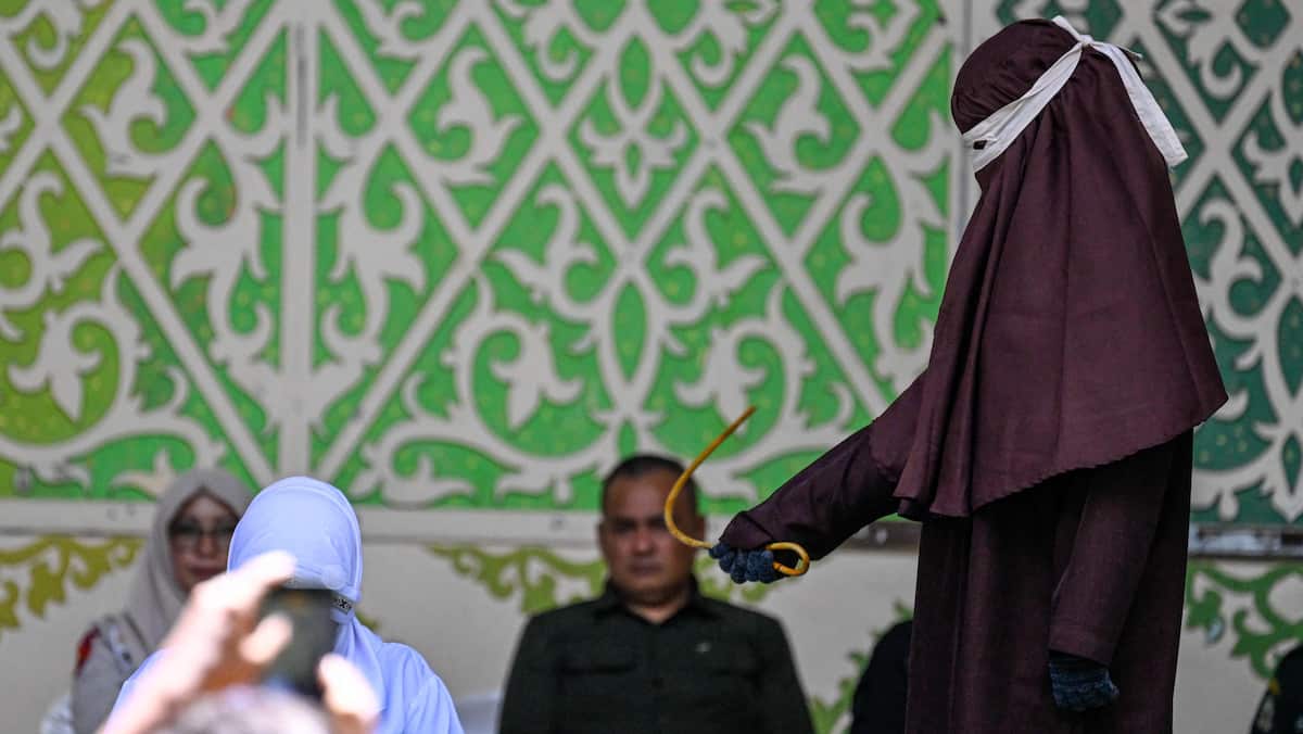 Indonesia: couple who appeared to kiss on social media publicly flogged Indonesia: couple who appeared to kiss on social media publicly flogged
