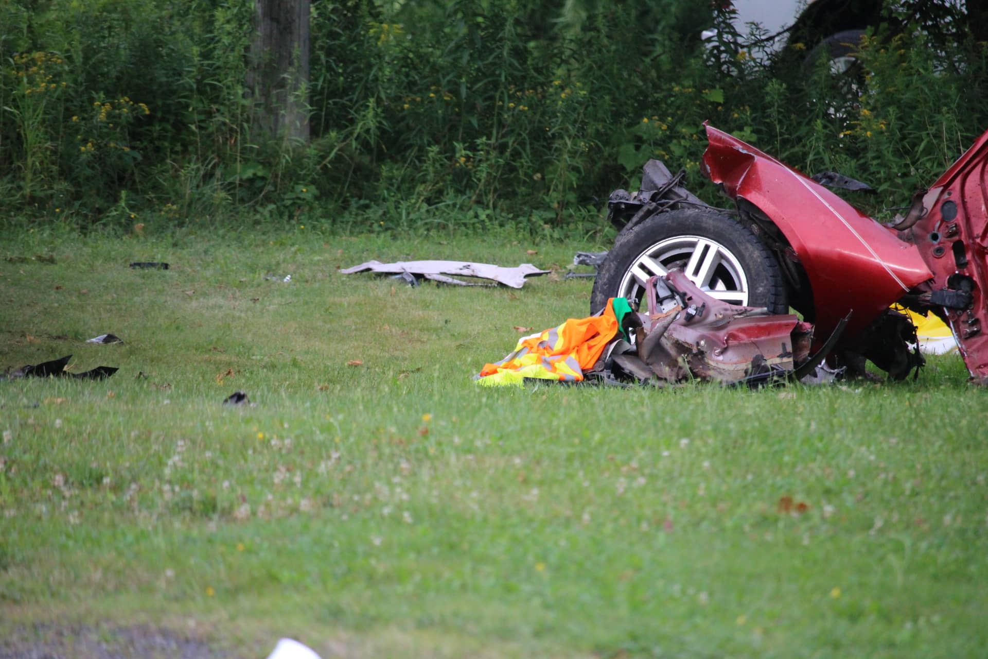 Accident mortel survenu vers 6 hrs secteur St Nicolas.Québec 08 Août 2026.Sesteur du 2346 Marie Victorin st Nicolas un  véhicule est entré de plein fouet dans un arbre.Le conducteur n'a eu aucune chance,Photo Agence Qmi NumériQ,Marc Vallières