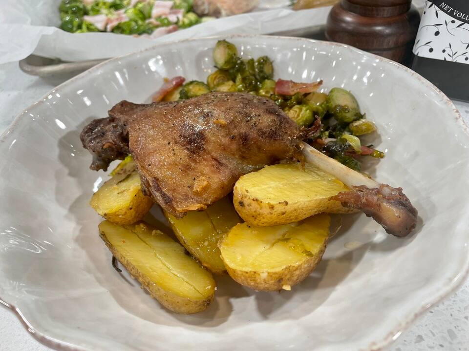 Canard confit, patates rattes et Bruxelles  