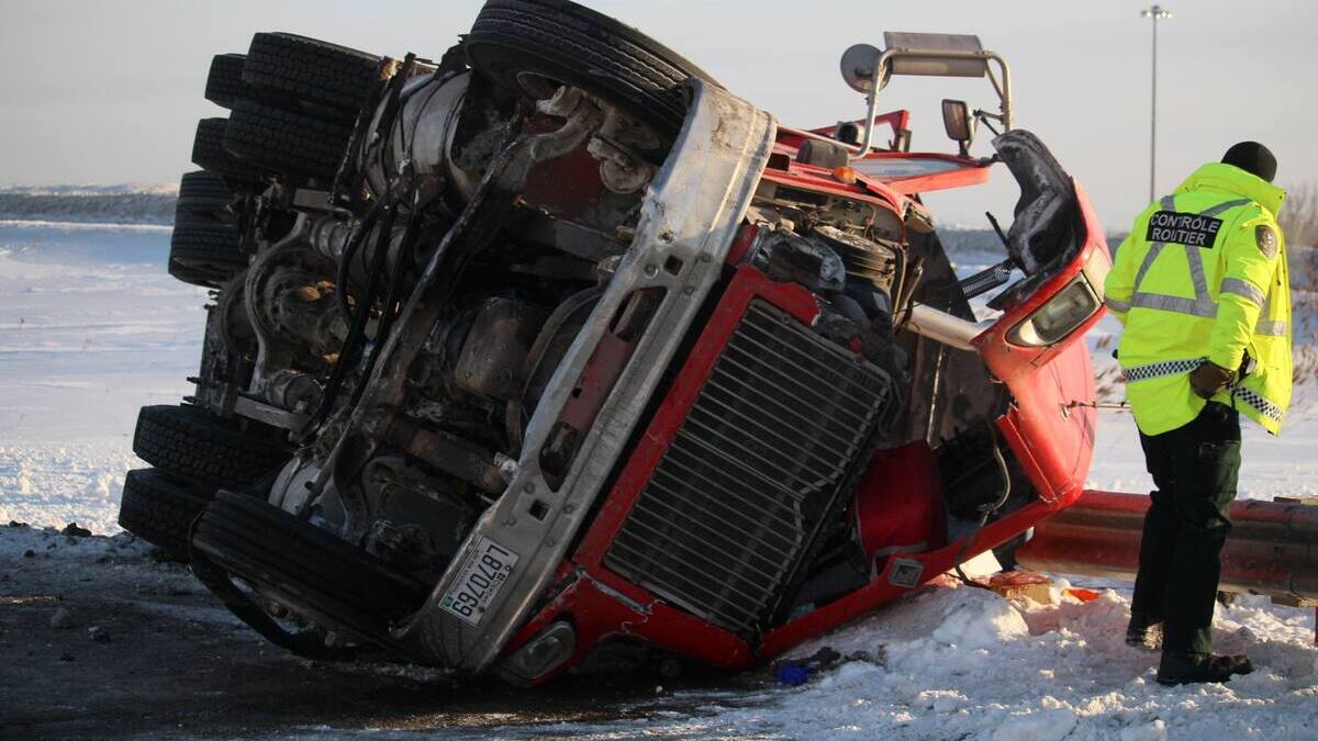PHOTOS | Échangeur vers Duplessis nord: un grave accident complique la circulation