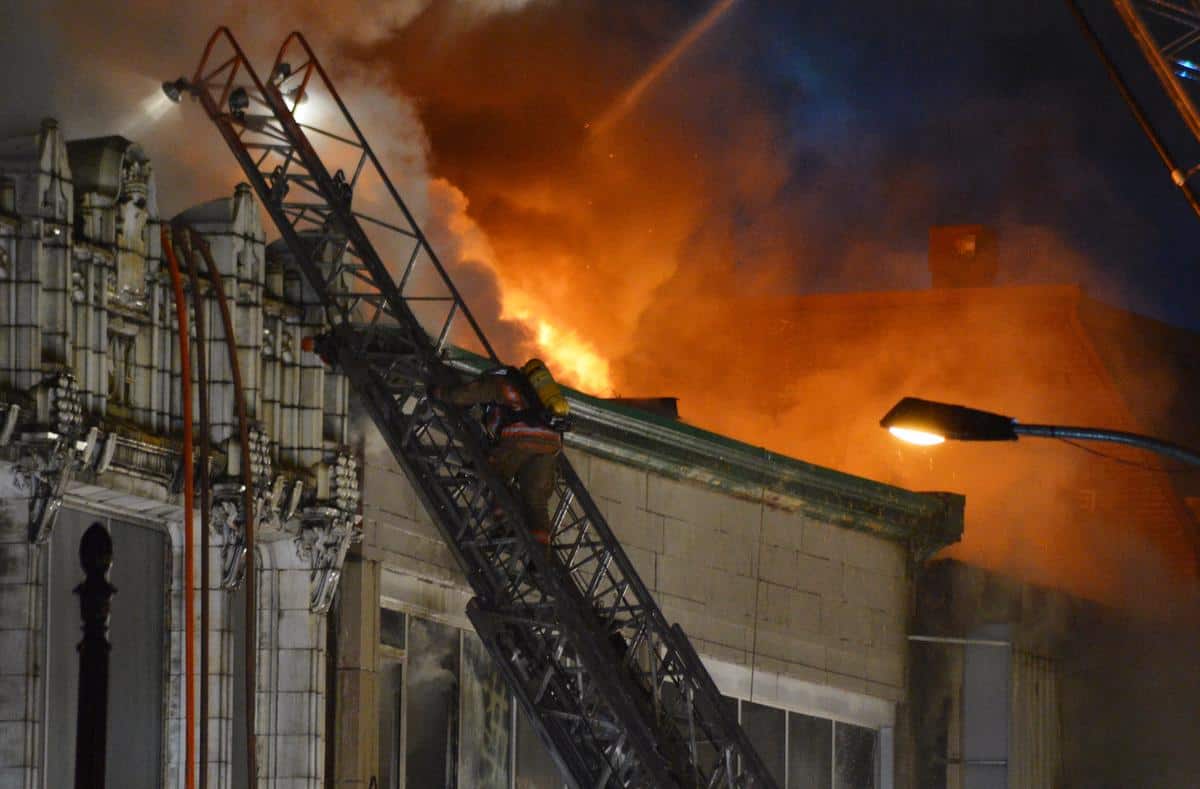 EN IMAGES | Important incendie au centre-ville de Montr&eacute;al