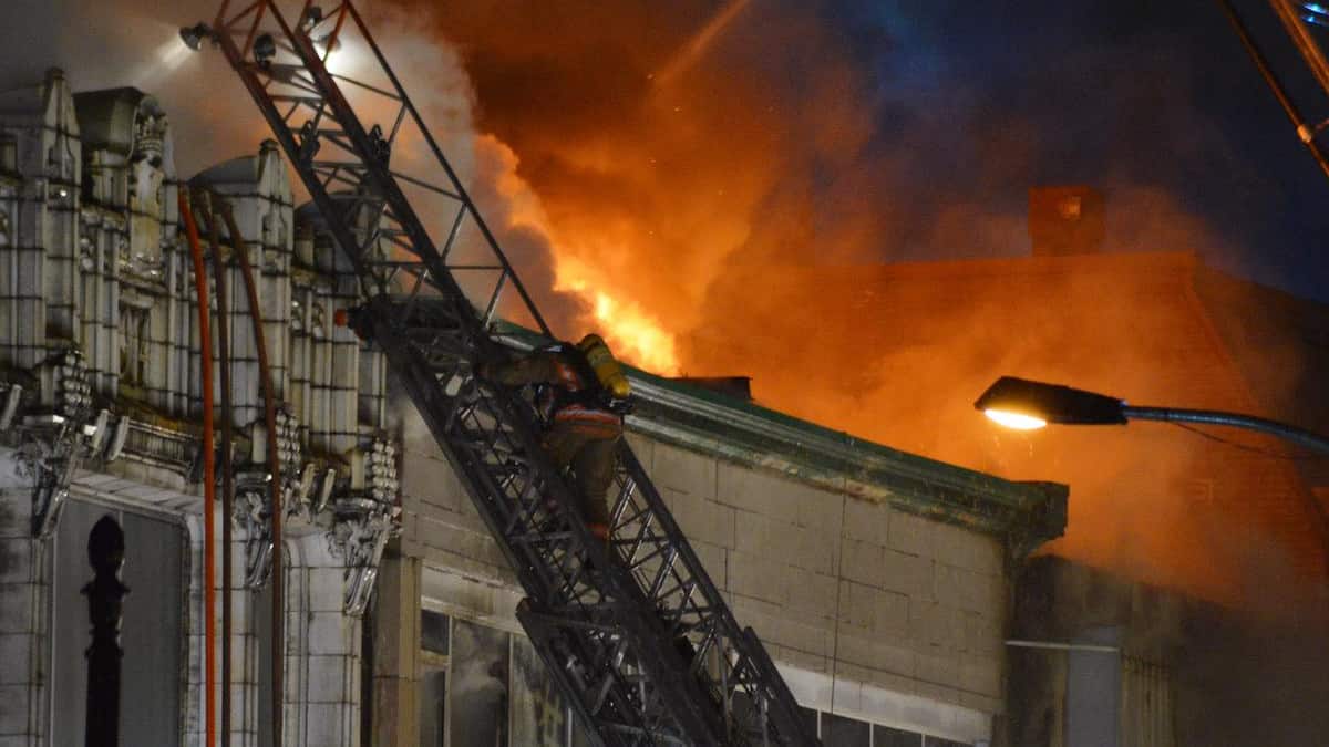 EN IMAGES | Important incendie au centre-ville de Montréal