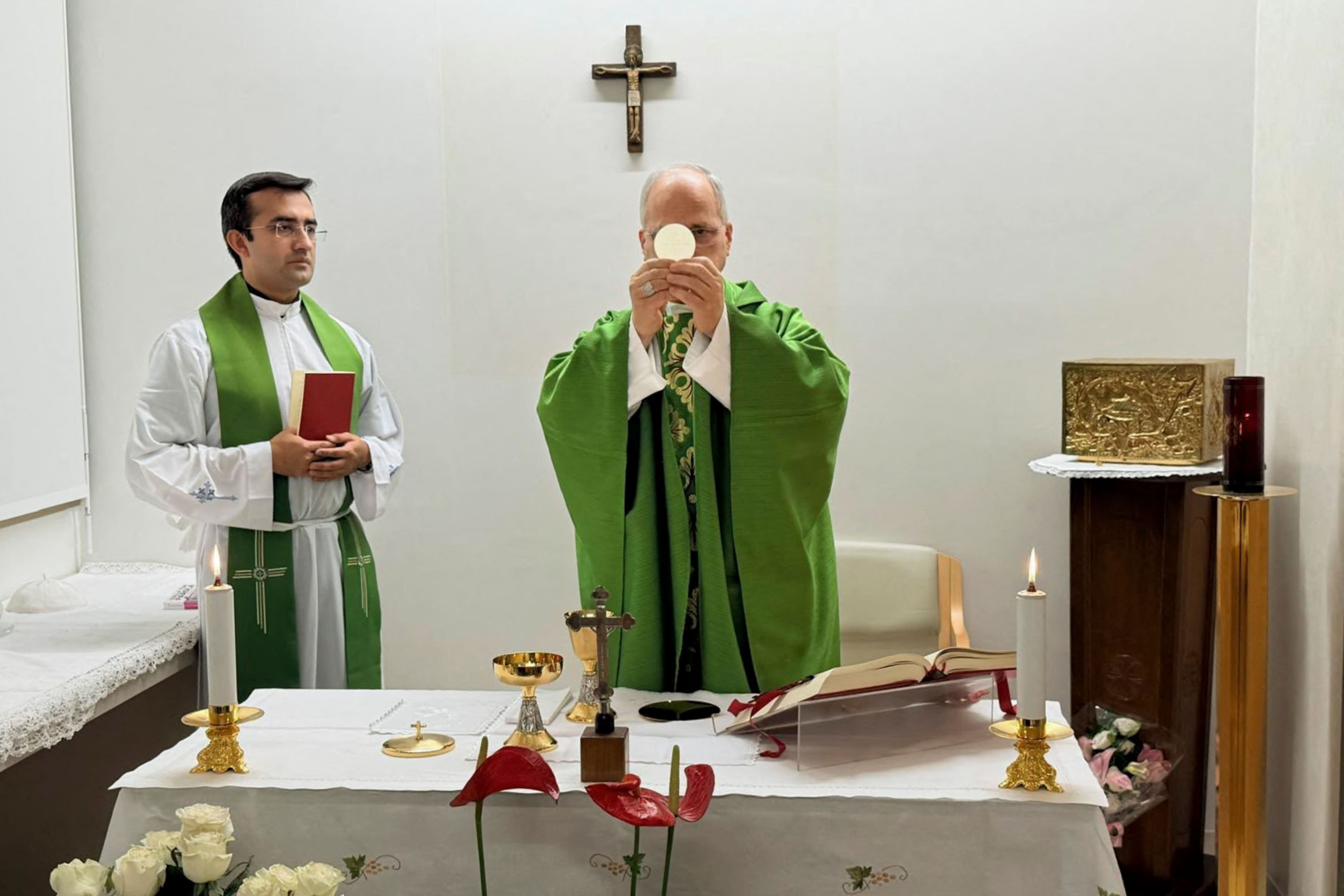 IMAGES | Le Vatican publie les premières photos du pape depuis son opération