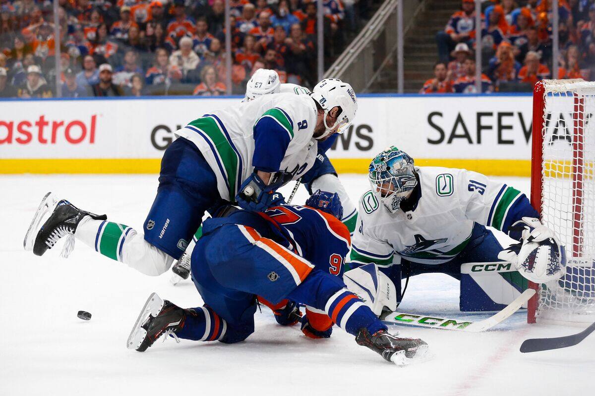 [VID&Eacute;O] Connor McDavid se fait brasser par deux joueurs des Canucks, r&eacute;action inqui&eacute;tante de ses co&eacute;quipiers