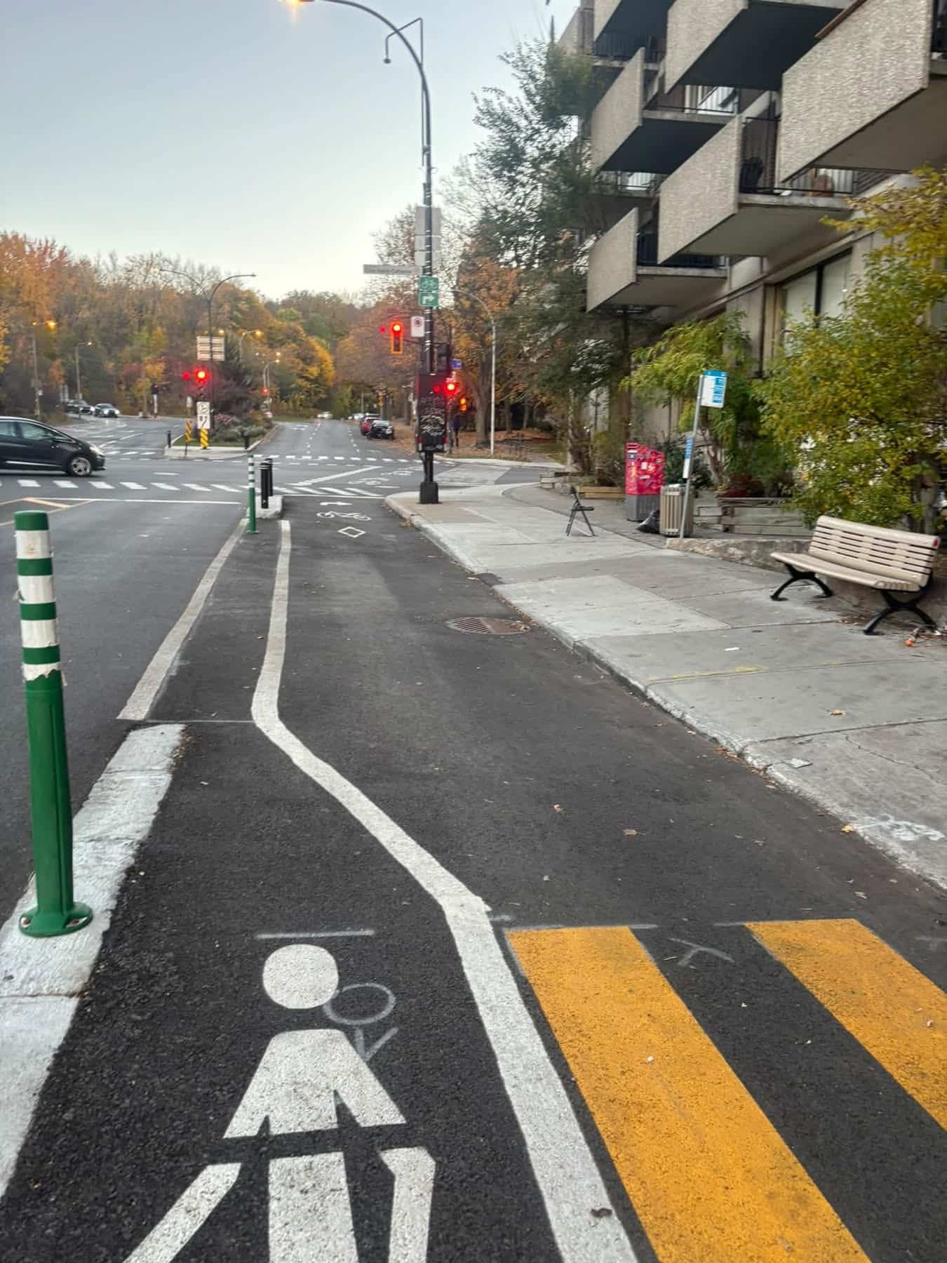 Un passage piéton sur une nouvelle piste cyclable qui ne mène nulle part: la STM n’avait pas déplacé son arrêt d’autobus