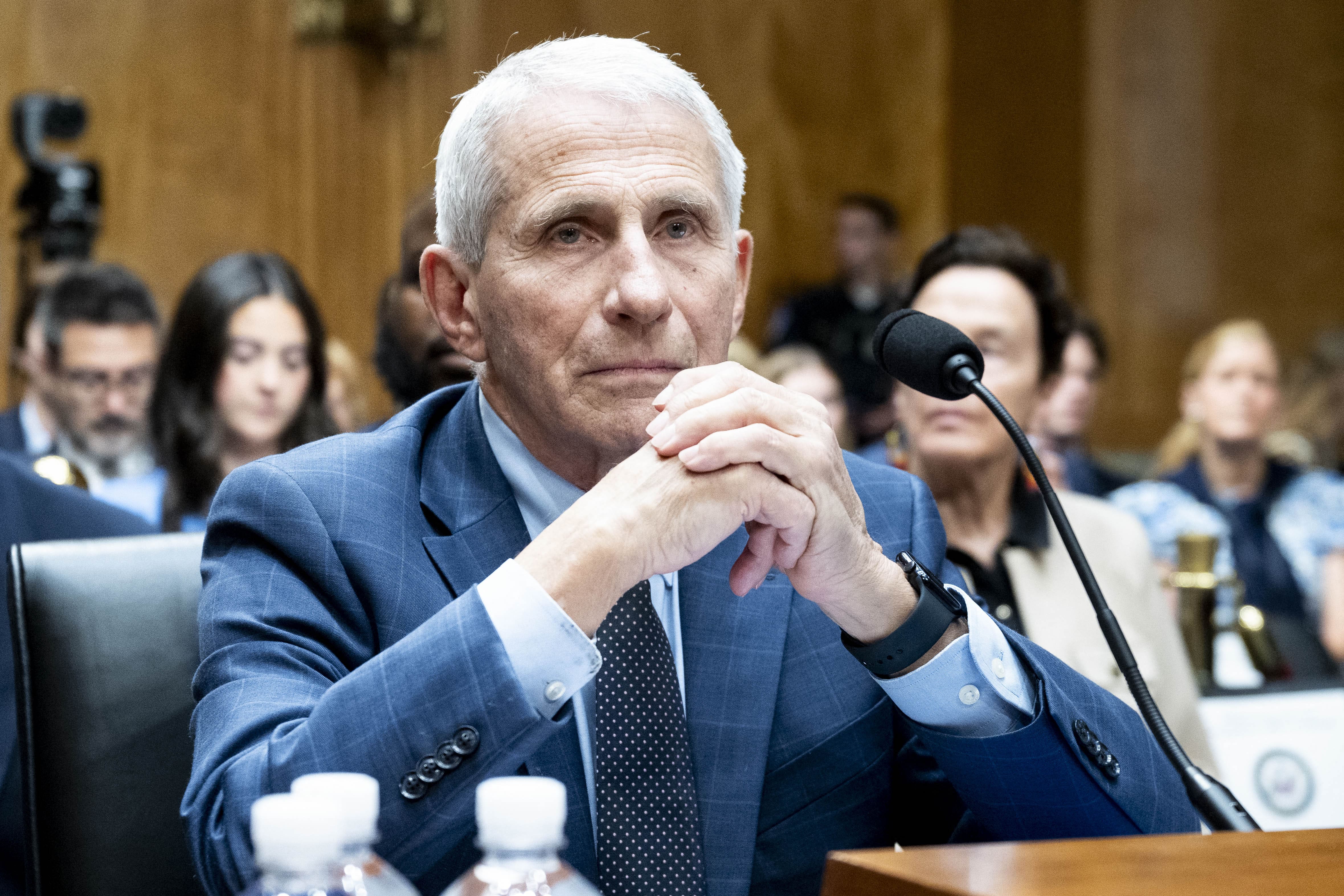 Une commission du Sénat américain recommande des poursuites contre l'ex-conseiller Covid Fauci
