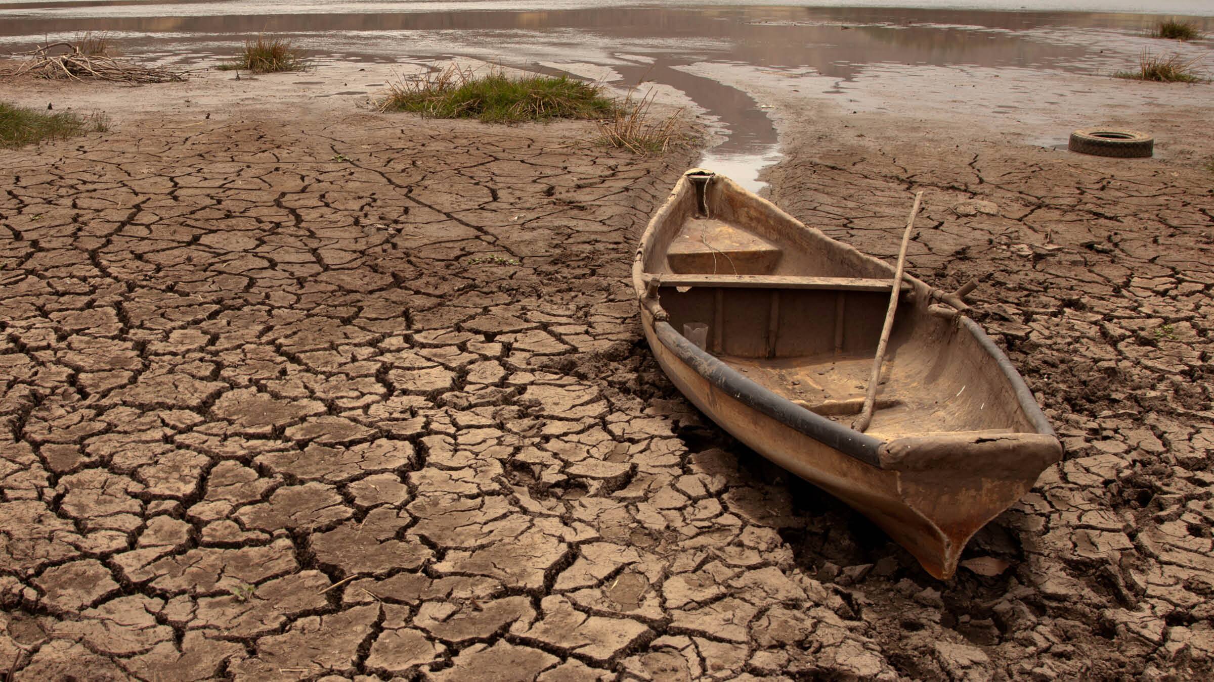 Le Qu&eacute;bec est &agrave; sec: le manque d'eau cause des probl&egrave;mes dans les villes, dans les champs et sur les lacs de la province cet automne
