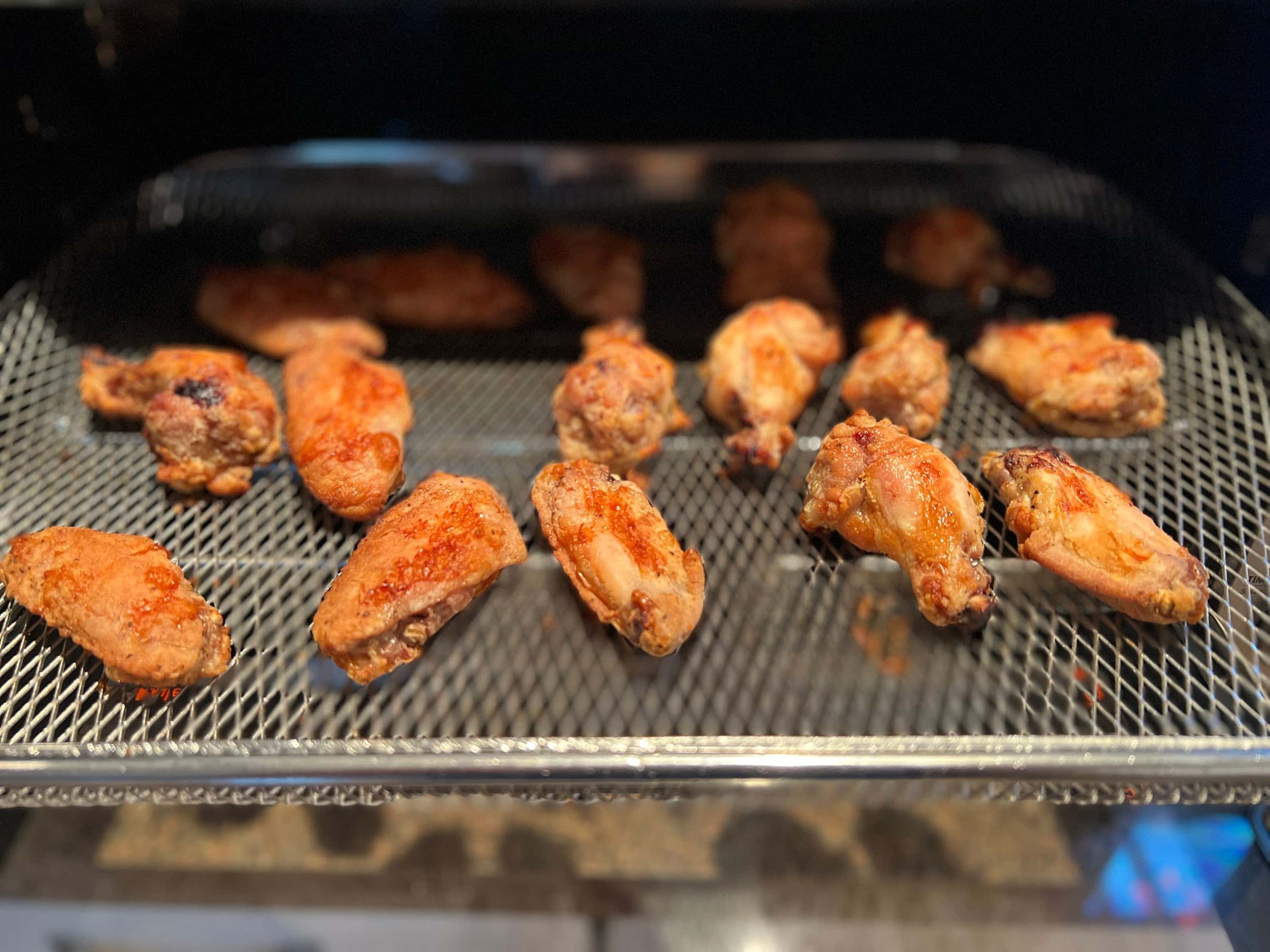 «Je creuserai la terre / jusqu’après ma mort / pour couvrir ton corps / d’or et de lumière», disait Jacques Brel, probablement en l’honneur de cette recette d’ailes de poulet.