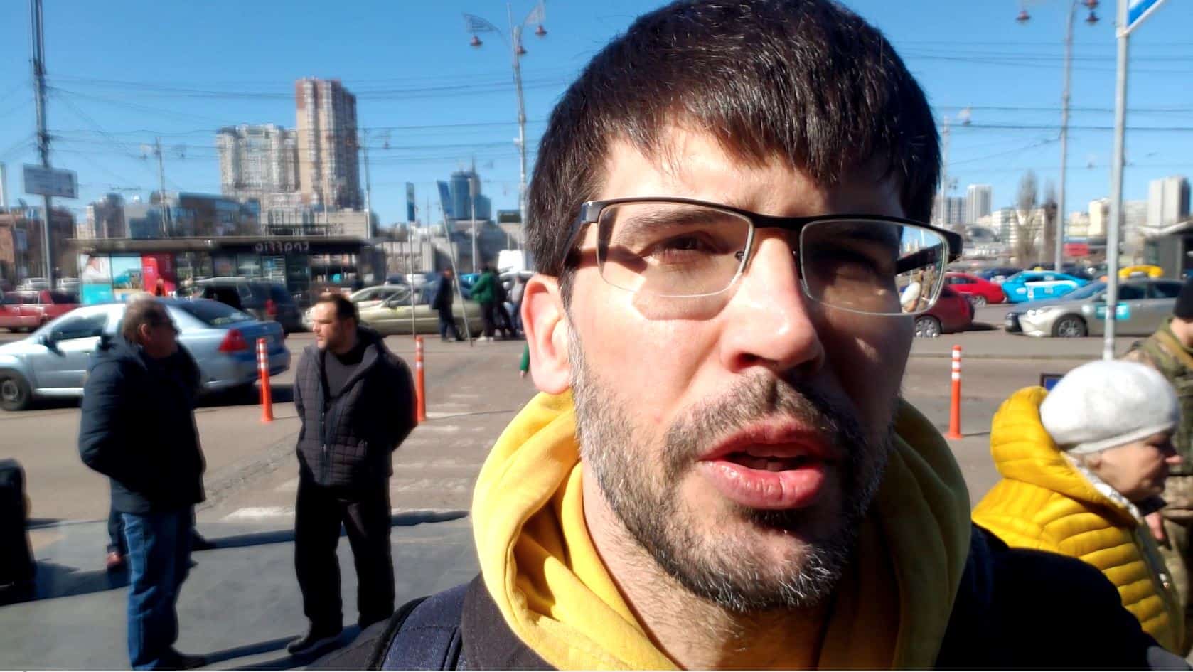 Il quitte sa famille pour guider les journalistes au front