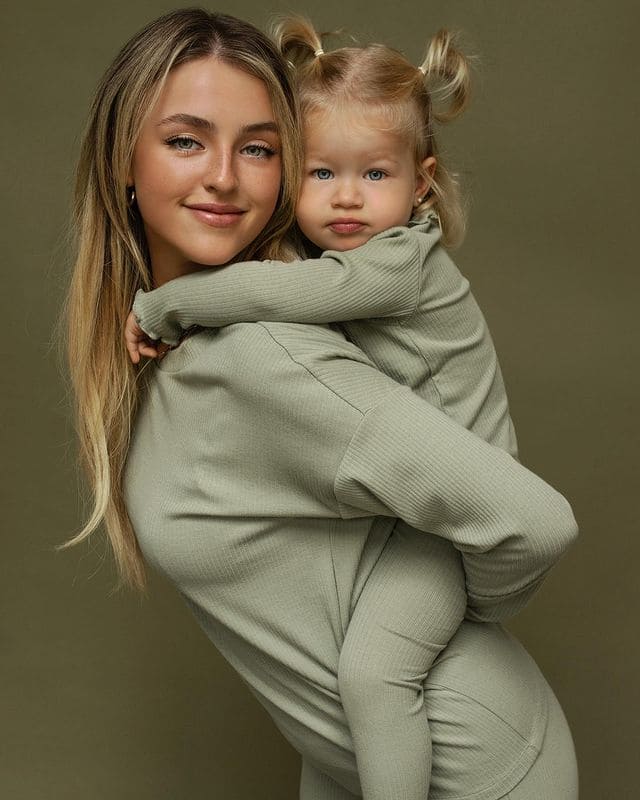 Alicia Moffet dévoile une collection de vêtements