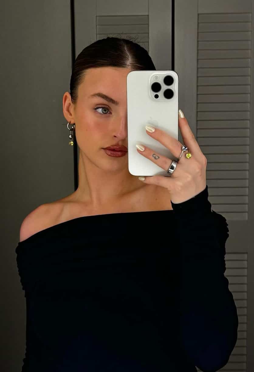 Alicia Moffet en bikini ultra échancré à Hawaii