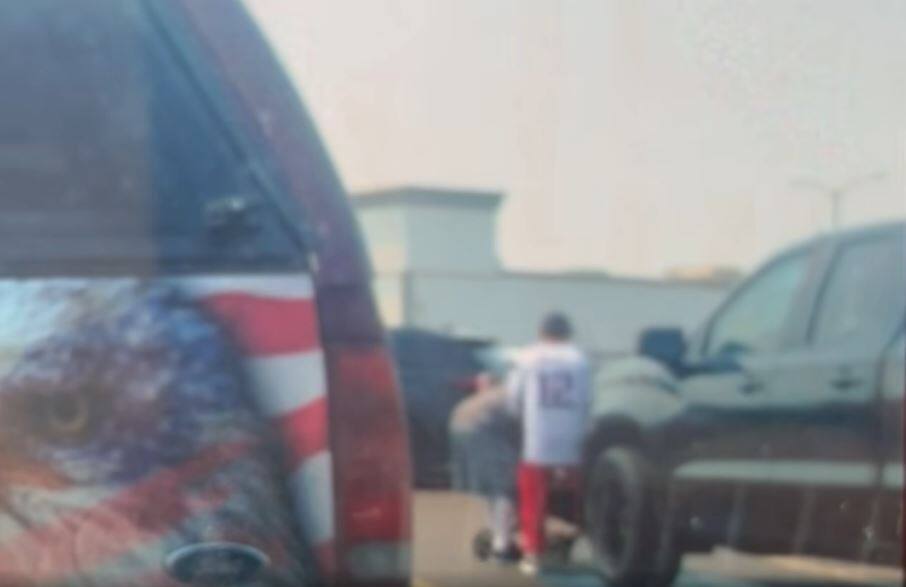 EN VID&Eacute;O | Un acteur des Power Rangers agresse un a&icirc;n&eacute; en marchette