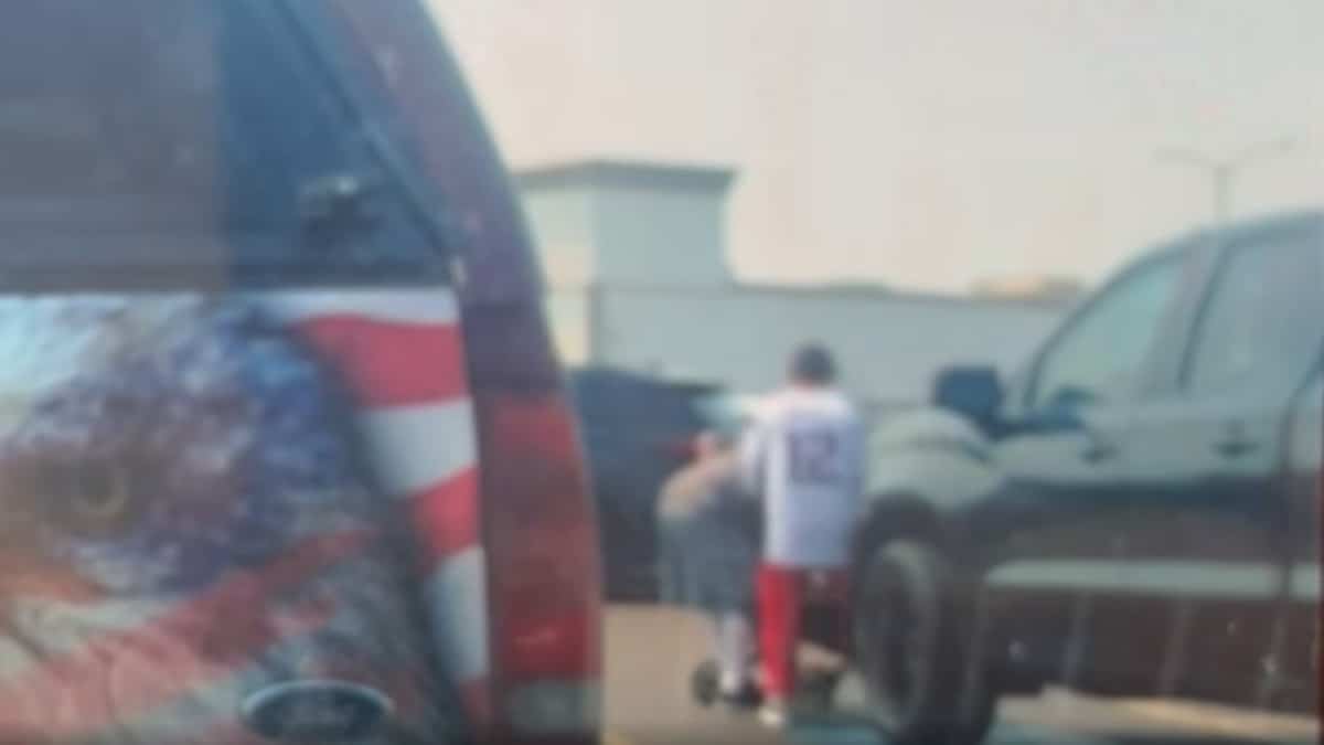 EN VIDÉO | Un acteur des Power Rangers agresse un aîné en marchette