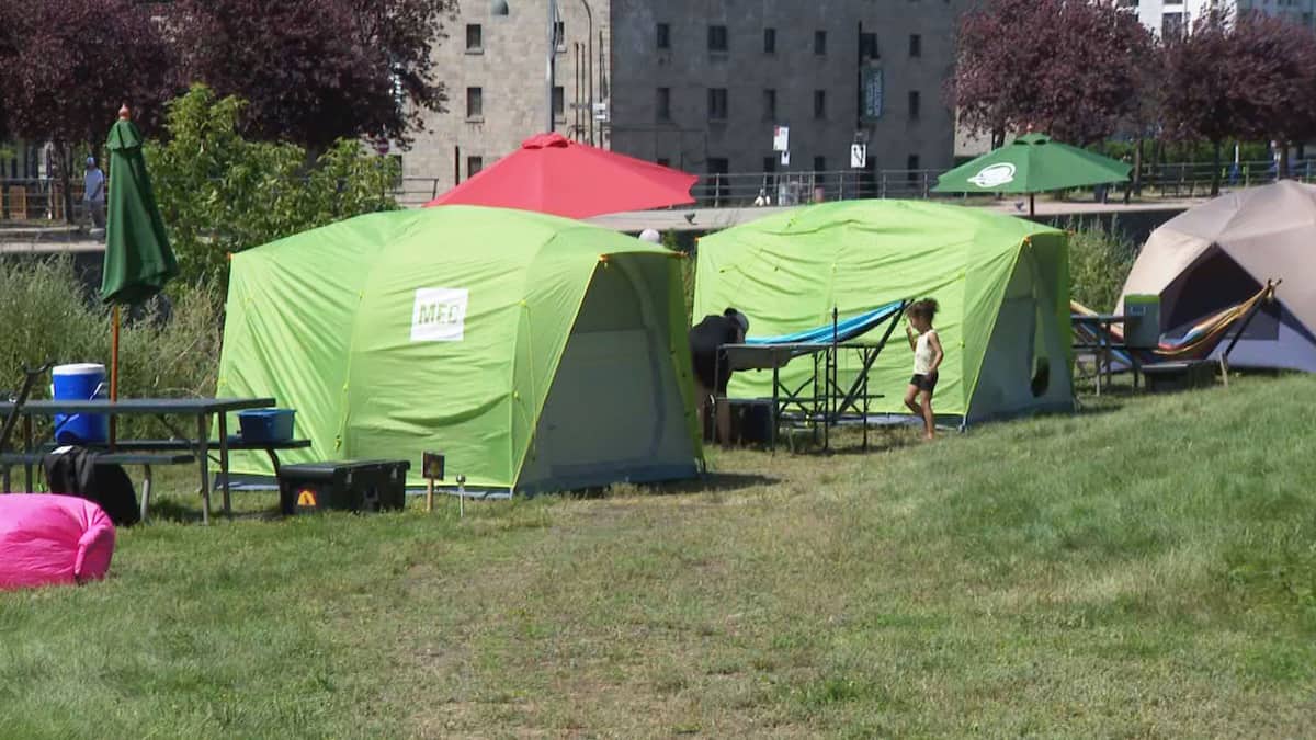 Itinérance : une activité de camping payante controversée à Montréal