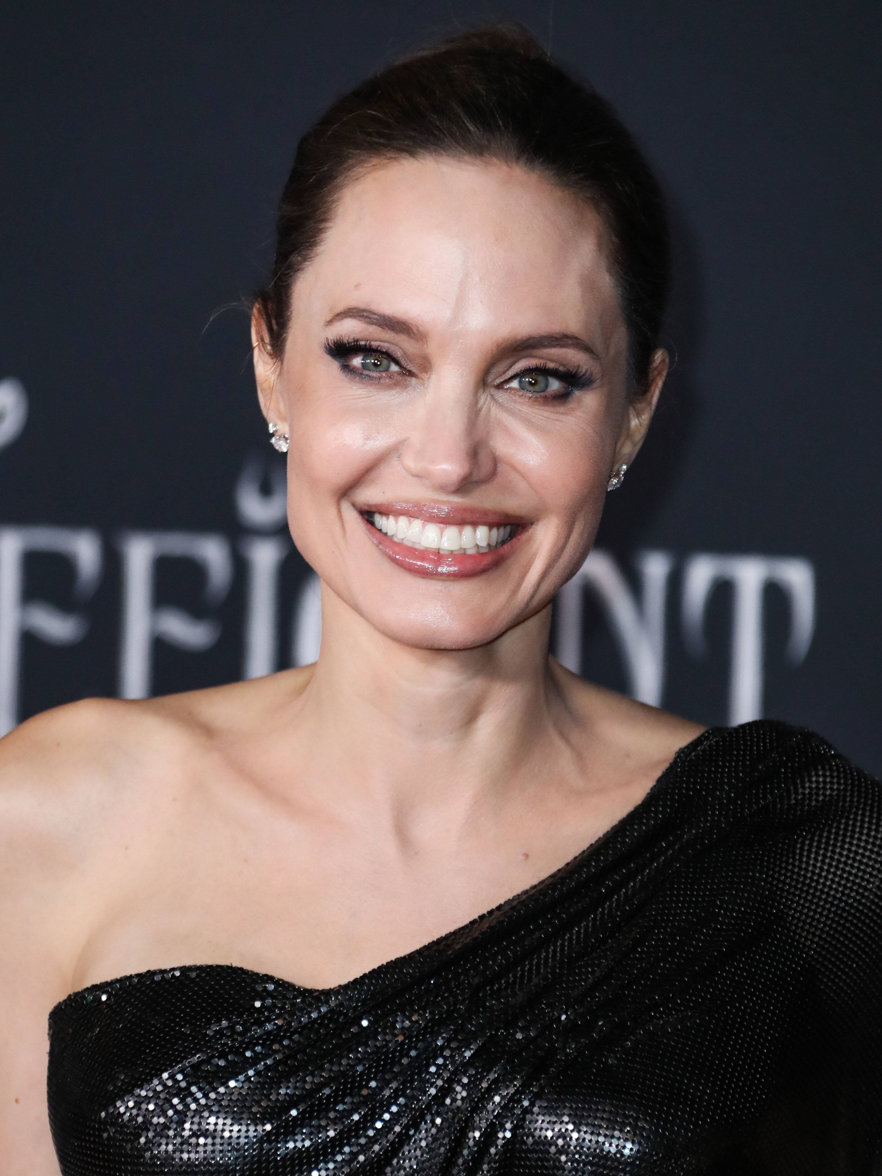 Elle alimente les rumeurs de romance