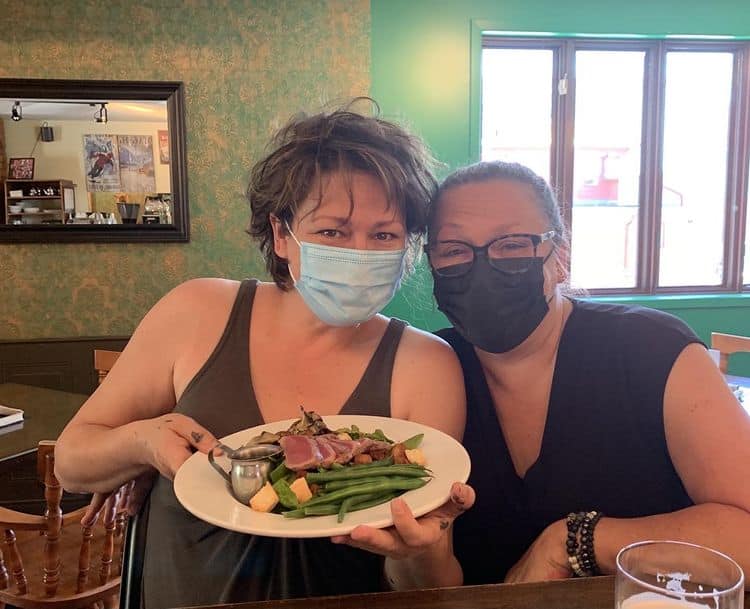 Anick Lemay célèbre l'ouverture de son restaurant