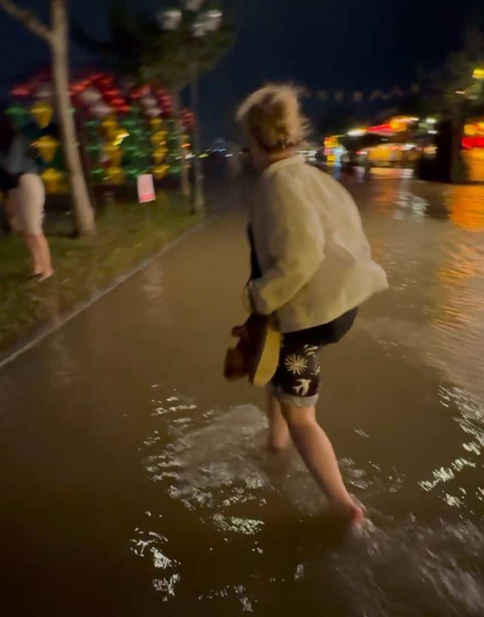 ベトナムの雨の中のアンヌ＝エリザベート・ボッセとレミ＝ピエール・パカン