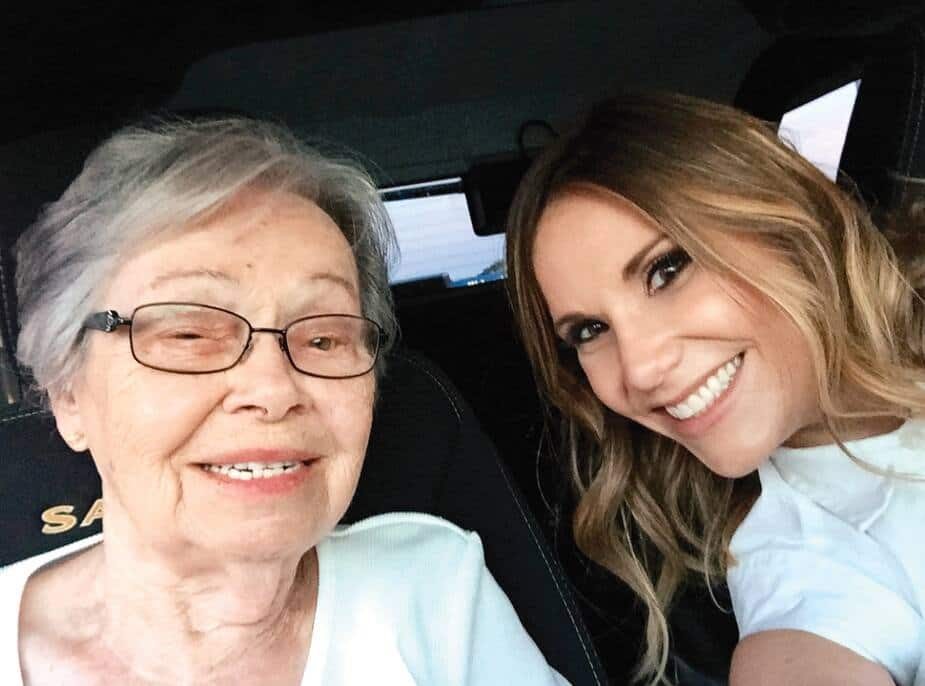 Elle souligne la Journée des personnes âgées 