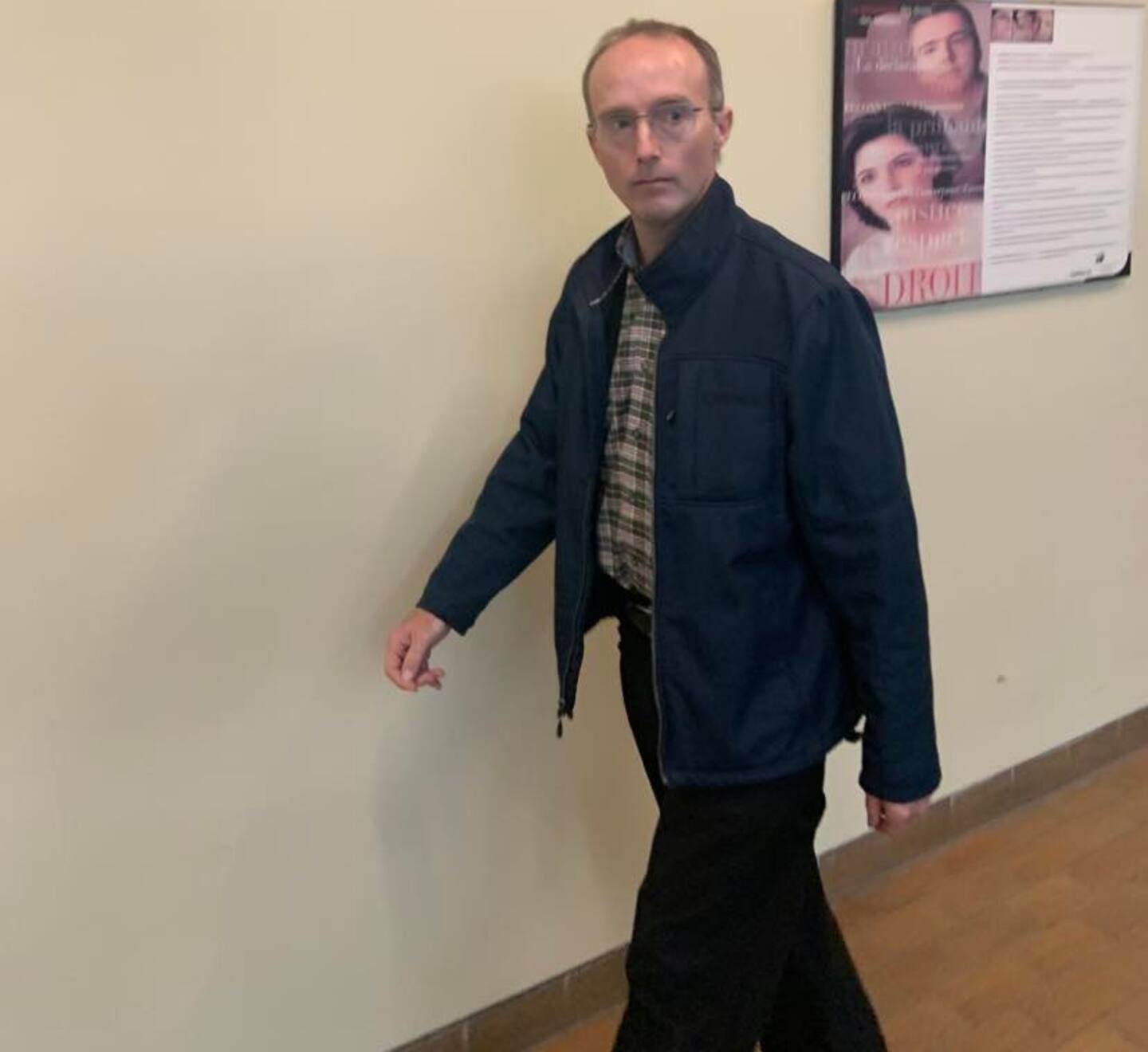 Un antivax admet avoir «dérapé» en sortant une hache Un antivax admet avoir «dérapé» en sortant une hache