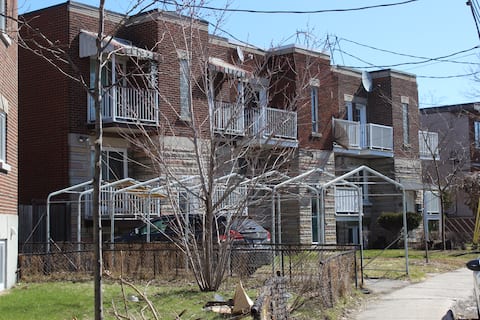 Rangée d'appartements dans le secteur de François-Perrault, près du métro Saint-Michel