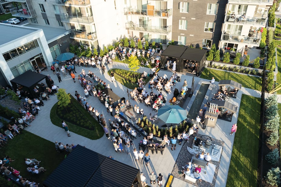 Des vedettes surprennent Michèle Deslauriers pour ses 60 ans de