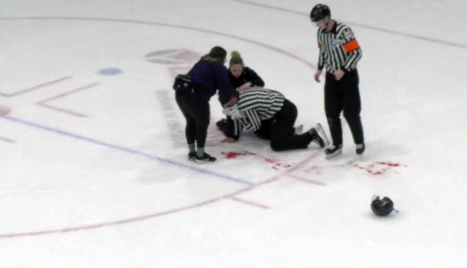 Un arbitre re&ccedil;oit une rondelle en plein visage