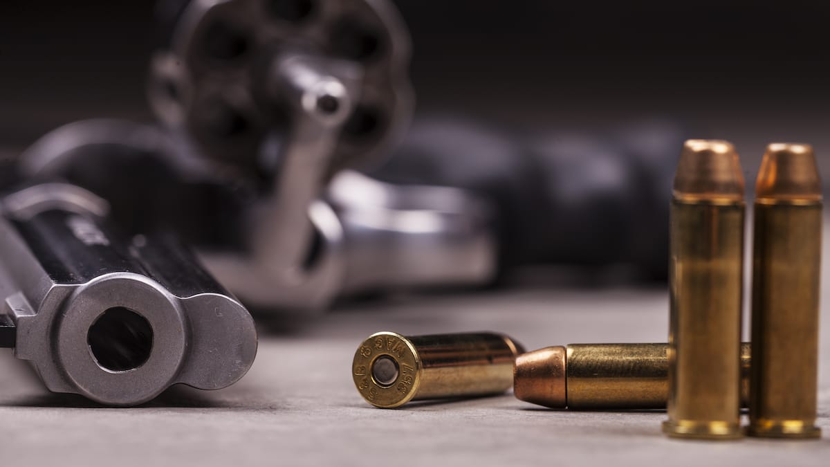 Un bambin tue sa mère d'une balle à la tête: le père arrêté